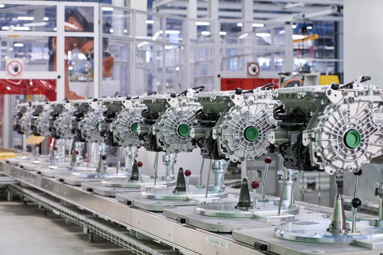 BMW Starts Production of Motor and Battery Packs for iX, i4 EVs