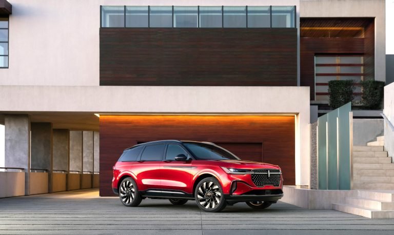 The 2024 Lincoln Nautilus Aims at Younger Buyers with Tech and a Hybrid Powertrain