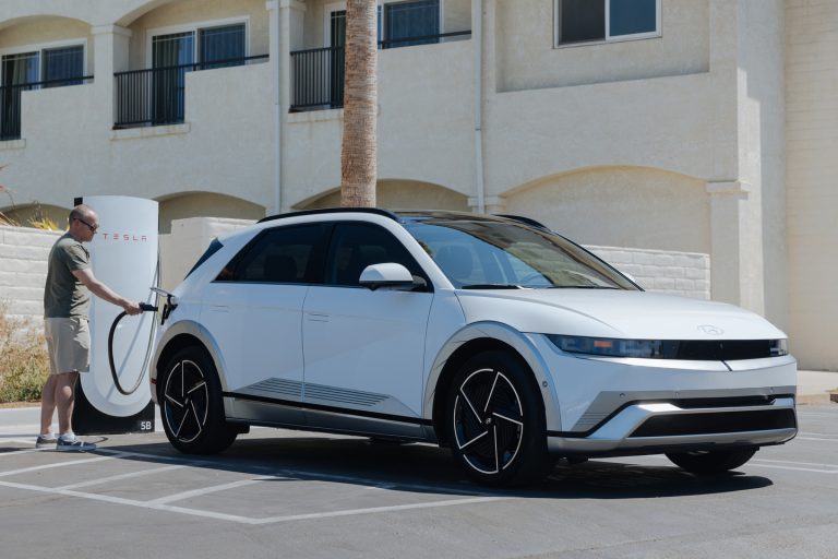 Hyundai to Offer Free NACS DC Fast-Charging Adapters for US EV Owners in 2025
