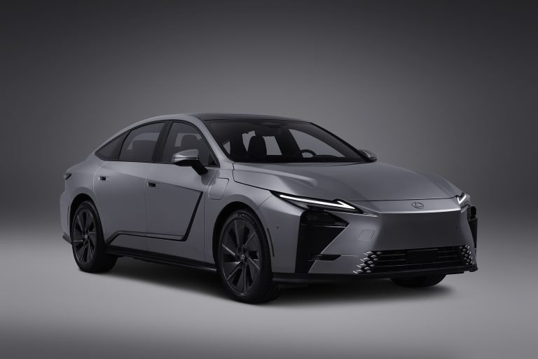 Lexus Introduces Electrified 2026 ES with Hybrid and BEV Options
