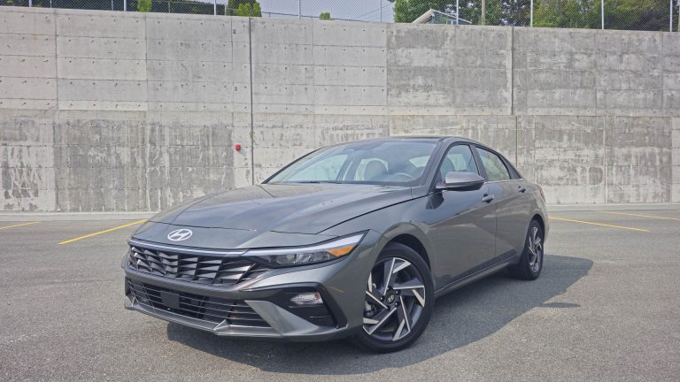 2025 Hyundai Elantra Hybrid Review : Efficient and Comfortable