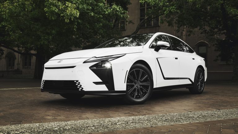Lexus Adds the ES 350h Hybrid to the Electric ES Sedan Lineup