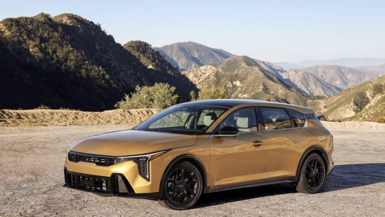 Kia K4: The Sedan Is Safer Than the Hatchback, According to the IIHS