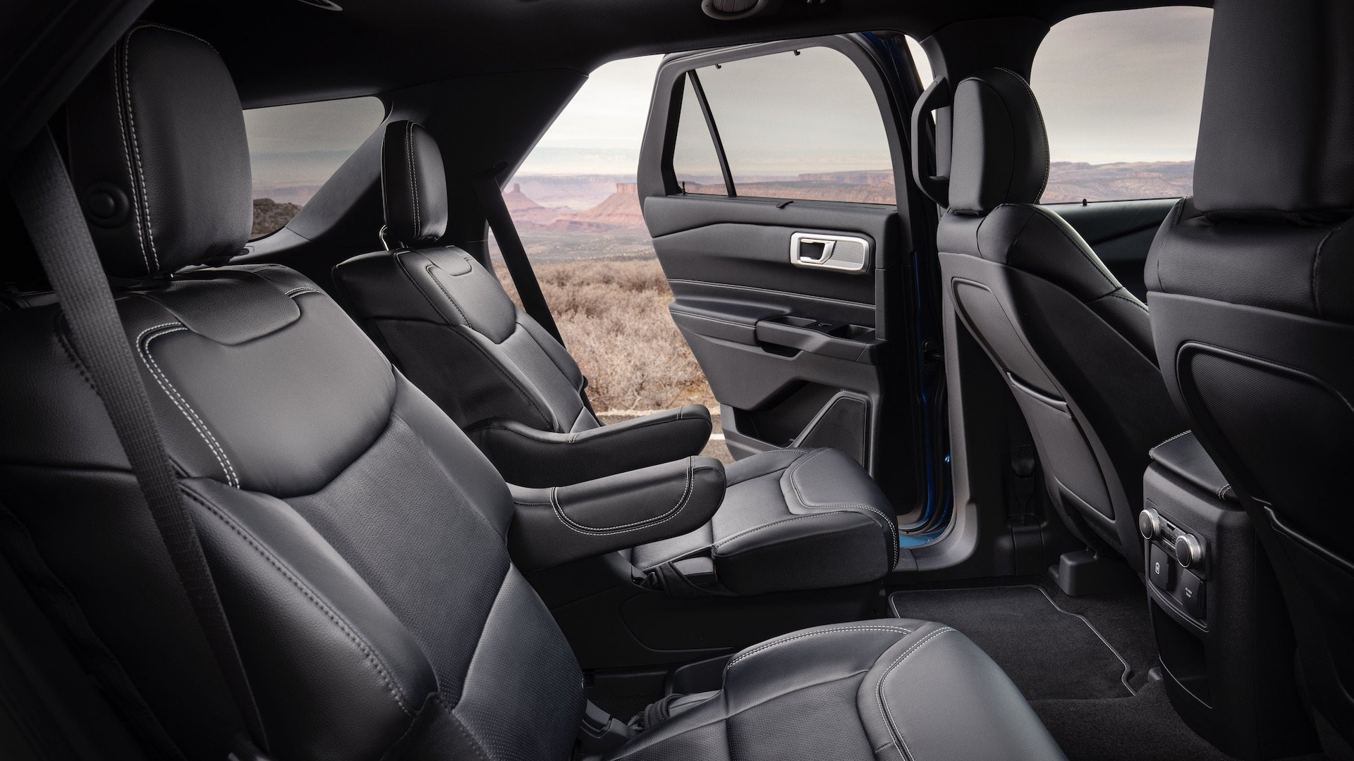 Engineered by the Ford Performance team, Explorer ST uses a specially tuned 3.0-liter EcoBoost® engine projected to achieve 400 horsepower and 415 lb.-ft. of torque. A top speed target for track drivers stands at 143 mph.