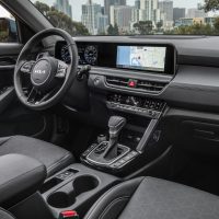 Driver's area and centre console of the 2025 Kia Seltos